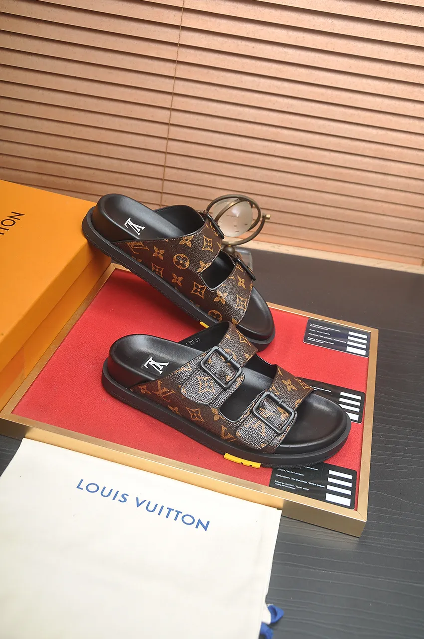 Men's shoes 💰400💶 [Louis Vuitton LV slippers] (high-end cowhide) counter 1:1 fashion style, a must-have for summer! The designer used LV’s iconic outsole. The original simple slippers instantly become fashionable! The upper is made of flexible special cowhide leather straps alternately, and the workmanship is exquisite! A must-have for stylish men in summer, size 38-45 (45 customized)